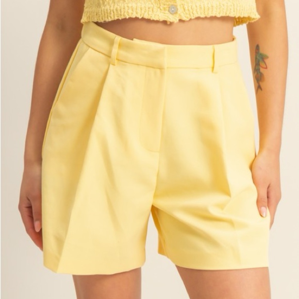 #96 Noir Pleated Shorts